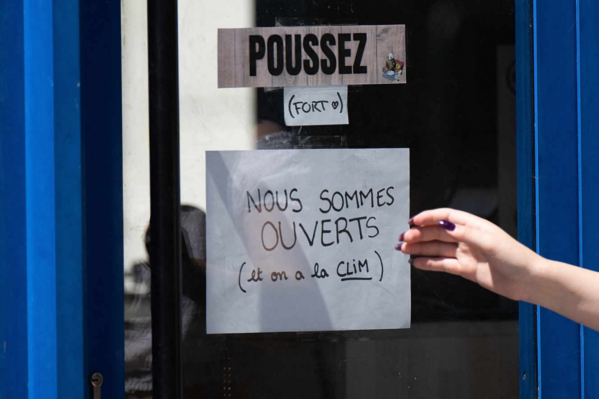 Pháp dự kiến cấm bật đèn quảng cáo về đêm để tiết kiệm điện